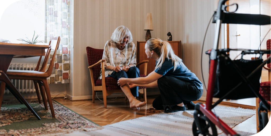 En kliniker och patient under sårbehandling.